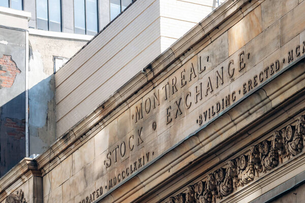 Монреаль, Канада - 11 августа 2025 года: Исторический фасад здания Монреальской фондовой биржи в центре Монреаля, Квебек