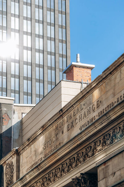Монреаль, Канада - 11 августа 2025 года: Исторический фасад здания Монреальской фондовой биржи в центре Монреаля, Квебек