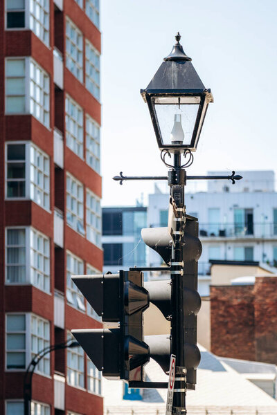 Винтажный уличный фонарь и светофоры в центре Монреаля на фоне современных зданий