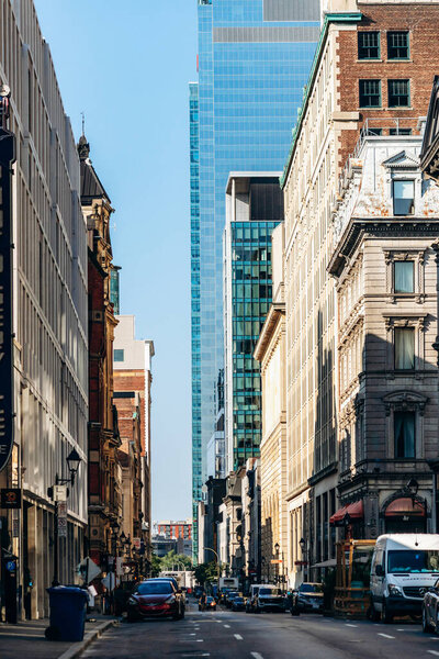 Монреаль, Канада - 11 августа 2025 года: Вид на оживленную центральную улицу с историческими и современными зданиями в Монреале, Квебек