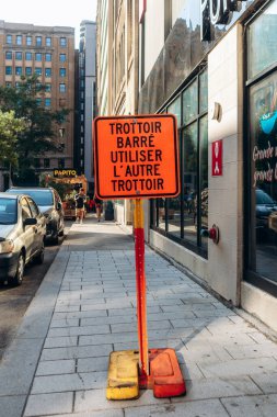 Montreal, Kanada - 12 Ağustos 2025: Montreal şehir merkezinde turuncu kaldırım kapama tabelası 