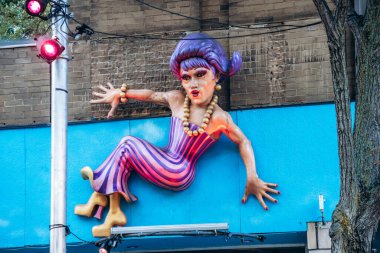 Montreal, Kanada - 12 Ağustos 2025: Iconic drag queen bar veya kulüp cephesi, Gay Village