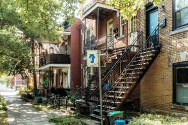 Montreal, Kanada - 12 Ağustos 2025: Montreal 'in Küçük İtalya bölgesindeki konut binalarının dış metal merdivenleri.