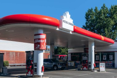 Montreal, Kanada - 12 Ağustos 2025: Petro-Kanada benzin istasyonu, akçaağaç yaprağı logosuyla kırmızı ve beyaz tasarım