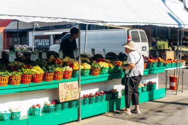 Montreal, Kanada - 12 Ağustos 2025: Montreal 'in Küçük İtalya bölgesindeki ünlü Jean Talon Pazarı.