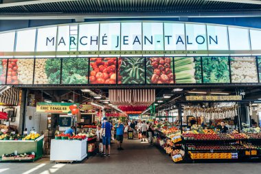 Montreal, Kanada - 12 Ağustos 2025: Montreal 'in Küçük İtalya bölgesindeki ünlü Jean Talon Pazarı.