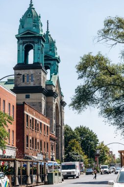 Montreal, Kanada - 12 Ağustos 2025: Saint-Edouard Kilisesi ve ticari sokak manzarası, Küçük İtalya