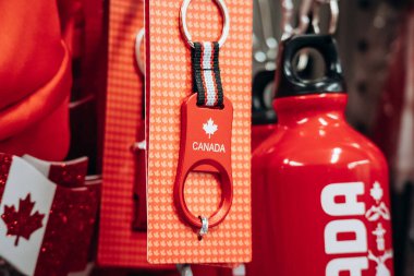 Montreal, Kanada - 12 Ağustos 2025: Bir hediyelik eşya dükkanında çeşitli Kanada temalı eşyalar sergisi.