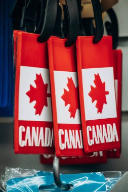 Montreal, Kanada - 12 Ağustos 2025: Bir hediyelik eşya dükkanında çeşitli Kanada temalı eşyalar sergisi.