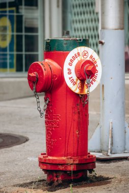 Montreal, Kanada - 13 Ağustos 2025: Montreal şehir merkezinde UQAM yakınlarındaki klasik kırmızı yangın musluklarının yakın çekimleri, yıpranmış boya, metal ayrıntıları ve kentsel sokak çevresini gösteriyor.