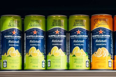 Montreal, Kanada - 14 Ağustos 2025: Sanpellegrino Naturali Pompelmo 'nun maden suyu kutuları süpermarket rafında sergilenmektedir.
