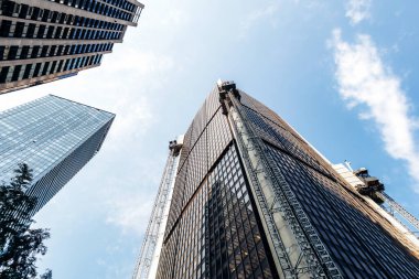 Montreal, Kanada - 14 Ağustos 2025: Şehir merkezindeki gökdelenler yapım aşamasında, modern şehrin gökdeleni yukarı doğru görünüyor