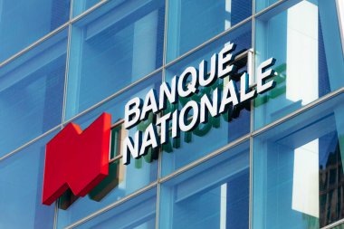 Montreal, Kanada - 14 Ağustos 2025: Montreal şehir merkezindeki Banque Nationale binasının modern cam cephesi ve koyu kırmızı geometrik logosu