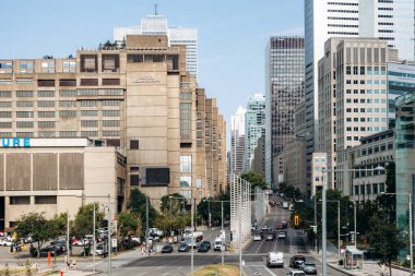 Montreal, Kanada - 14 Ağustos 2025: Montreal şehir merkezinin modern yüksek binalar, trafik ve kentsel mimari manzarası açık yaz ışığı altında.