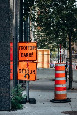 Montreal, Kanada - 14 Ağustos 2025: Rue Saint-Antoine Ouest 'te şehir merkezindeki inşaat yolu tabelası