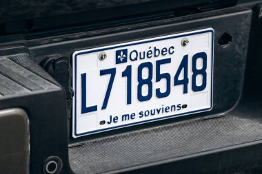 Montreal, Kanada - 14 Ağustos 2025: Montreal şehir merkezindeki siyah araca yakın çekim yapan Quebec plakalı Je me souviens