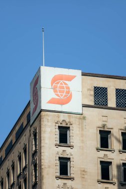 Montreal, Kanada - 14 Ağustos 2025: Montreal şehir merkezindeki tarihi bej binanın tepesinde Scotiabank logosu kırmızı tabela