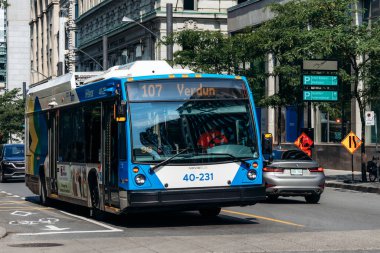 Montreal, Kanada - 14 Ağustos 2025: Montreal 'de tarihi binaları olan 107 Verdun şehir otobüsü güzergahı