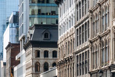 Montreal şehir merkezindeki tarihi yapılar, eski mimari ve modern yüksek binaları birleştiriyor.