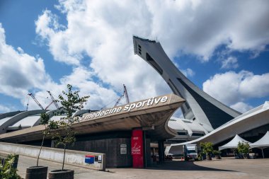 Montreal, Kanada - 14 Ağustos 2025: İkonik Olimpiyat Stadyumu Şehrin üzerinde yükselen dönüm noktası