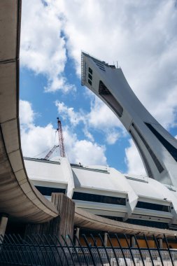 Montreal, Kanada - 14 Ağustos 2025: İkonik Olimpiyat Stadyumu Şehrin üzerinde yükselen dönüm noktası