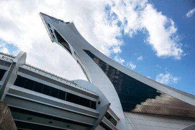 Montreal, Kanada - 14 Ağustos 2025: İkonik Olimpiyat Stadyumu Şehrin üzerinde yükselen dönüm noktası