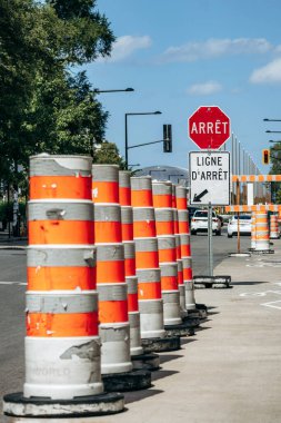 Montreal, Kanada - 14 Ağustos 2025: Biodome yakınlarındaki yol çalışması alanında trafik varilleri ve dur işareti