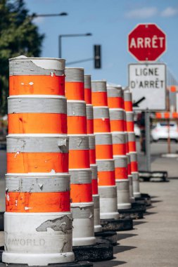 Montreal, Kanada - 14 Ağustos 2025: Biodome yakınlarındaki yol çalışması alanında trafik varilleri ve dur işareti