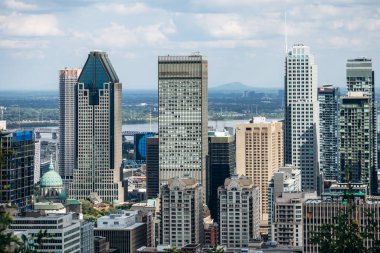 Montreal, Kanada - 15 Ağustos 2025: Kondiaronk Belvedere 'den görülen ofis kuleleri ve konut binaları ile şehir silueti