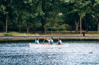 Montreal, Kanada - 15 Ağustos 2025: Royal Park Dağı 'ndaki Kunduz Gölü' nde kürek çeken insanlar