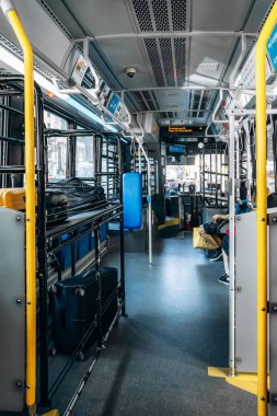 Montreal, Kanada - 15 Ağustos 2025: Bavul depolama alanı ve bir şehir otobüsünün iç manzarası