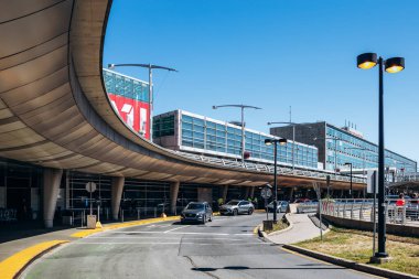 Montreal, Kanada - 15 Ağustos 2025: Açık bir yaz gününde havaalanındaki dış yol ve terminal binaları