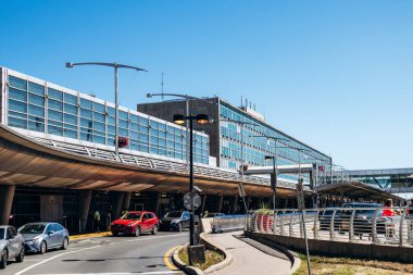 Montreal, Kanada - 15 Ağustos 2025: Açık bir yaz gününde havaalanındaki dış yol ve terminal binaları