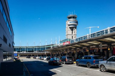 Montreal, Kanada - 15 Ağustos 2025: Kontrol kulesi ve trafik şeritli havaalanı terminalinin dış görünümü
