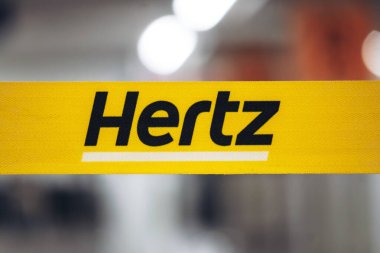 Montreal, Kanada - 15 Ağustos 2025: Montreal Trudeau Havaalanı 'nda sarı Hertz kiralık araç bariyeri