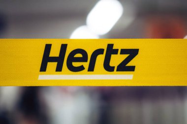 Montreal, Kanada - 15 Ağustos 2025: Montreal Trudeau Havaalanı 'nda sarı Hertz kiralık araç bariyeri