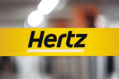 Montreal, Kanada - 15 Ağustos 2025: Montreal Trudeau Havaalanı 'nda sarı Hertz kiralık araç bariyeri