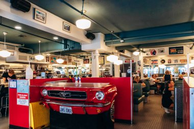 Ottawa, Kanada - 13 Ağustos 2025: Zaks Lokantasının içi klasik araba dekorasyonu ve oturma kabinleri ile