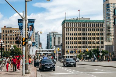 Ottawa, Kanada - 13 Ağustos 2025: Trafik, yayalar ve ofis binaları ile Ottawa Caddesi