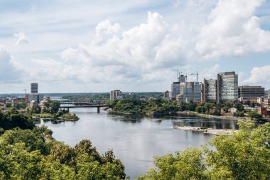 Ottawa Nehri manzarası ve Ottawa şehir merkezinden Gatineau silueti