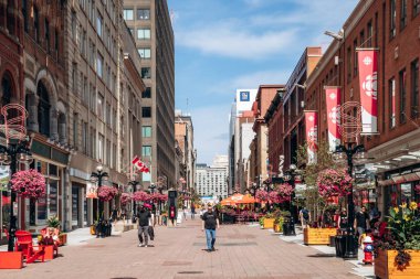 Ottawa, Kanada - 13 Ağustos 2025: Ottawa şehir merkezindeki Sparks Caddesi 'nin tarihi binaları, kafeleri, çiçekleri ve yaz aylarında yürüyen insanlarla birlikte yaya manzarası