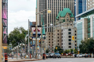 Ottawa, Kanada - 13 Ağustos 2025: Ottawa şehir merkezindeki Wellington Caddesi tarihi binalar, trafik ışıkları, afişler ve yoğun şehir trafiği