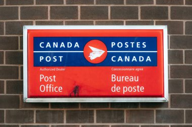Ottawa, Kanada - 13 Ağustos 2025: Ottawa şehir merkezinde bir duvara asılmış resmi bir postane satıcısı için Kanada Posta Tabelası.