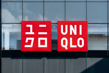 Ottawa, Kanada - 13 Ağustos 2025: Kanada 'nın Ottawa kentindeki modern cam bina cephesinde Uniqlo mağaza tabelası