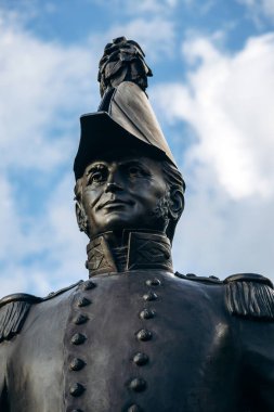 Ottawa, Kanada - 13 Ağustos 2025: Ottawa şehir merkezindeki anıtın üzerinde iki dilde bronz bir plaketin kapanışı, Kraliyet Mühendislerinden Yarbay John By tarafından onurlandırıldı..