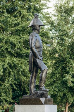 Ottawa, Kanada - 13 Ağustos 2025: Ottawa şehir merkezindeki anıtın üzerinde iki dilde bronz bir plaketin kapanışı, Kraliyet Mühendislerinden Yarbay John By tarafından onurlandırıldı..