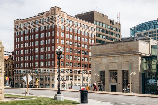 Ottawa, Kanada - 13 Ağustos 2025: Wellington Caddesi 'ndeki tarihi Montreal Bankası' nın Ottawa şehir merkezindeki mimariyi çevreleyen görüntüsü