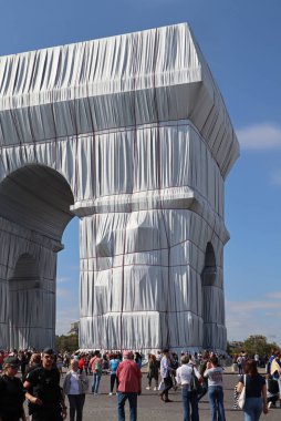 Paris, Fransa - 18 Eylül 2021: Arc de Triomphe Sanatçılar Christo ve Jeanne-Claude tarafından paketlendi
