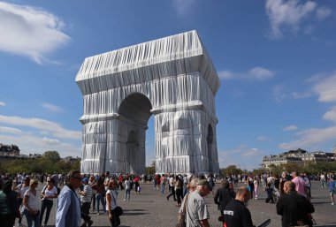 Paris, Fransa - 18 Eylül 2021: Arc de Triomphe Sanatçılar Christo ve Jeanne-Claude tarafından paketlendi