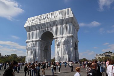 Paris, Fransa - 18 Eylül 2021: Arc de Triomphe Sanatçılar Christo ve Jeanne-Claude tarafından paketlendi